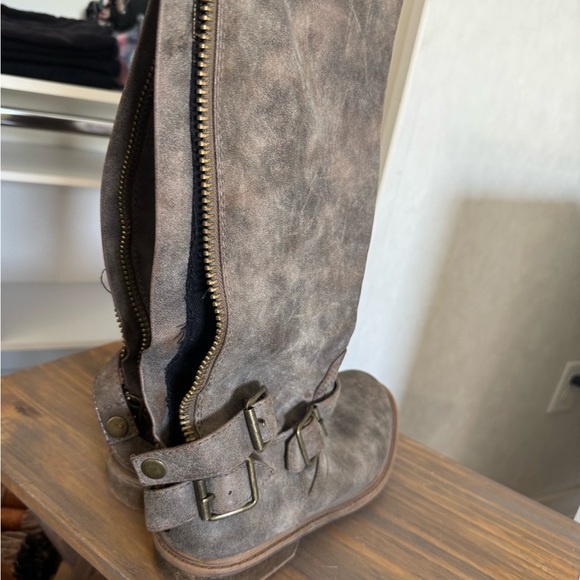 Boots. - Picture 2 of 3